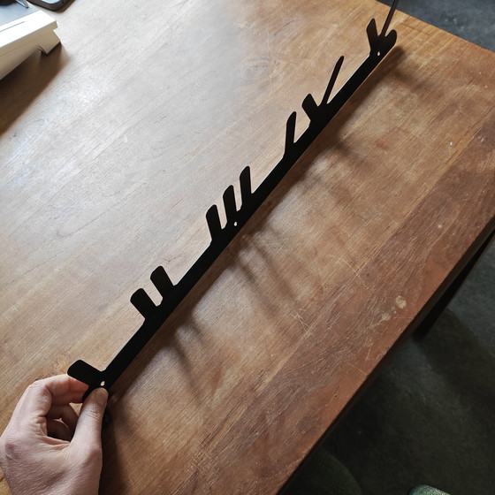 Image 1 of Umbra de Aminimal Studio: estante de pared escultural de metal negro.