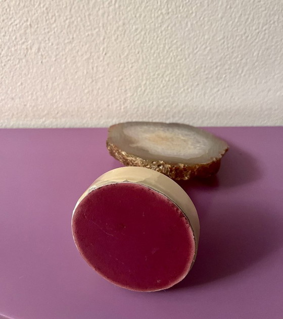 Image 1 of Weiße Achat-Geodenskulptur mit braunem Rand.