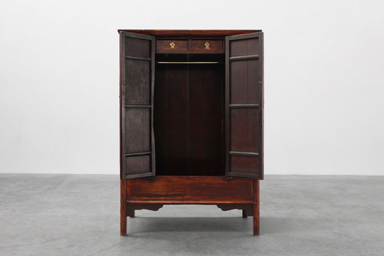 Image 1 of Großer chinesischer Hochzeits- oder Konusschrank aus Holz aus der Qing-Dynastie, 19. Jahrhundert