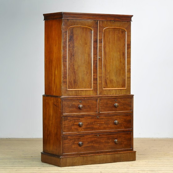 Image 1 of Victoriaanse mahoniehouten kast, circa 1860