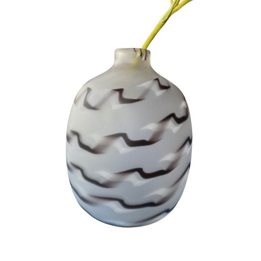 Vase Art déco lourd en verre opale avec motif de vagues gravé - vers les années 1930
