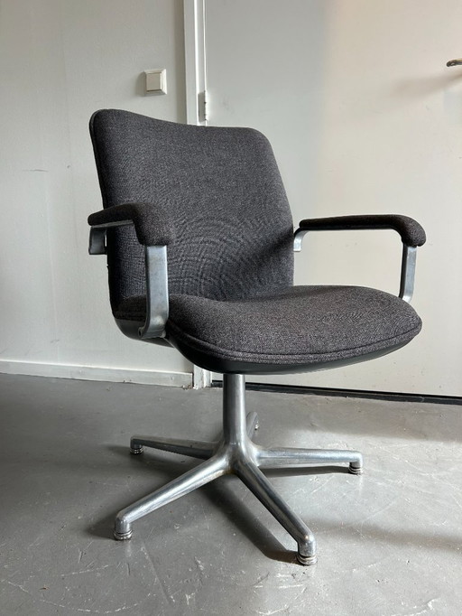 Sillas de diseño Artifort: industriales y atemporales. Disponibles en paquetes de 2 y 6 unidades.