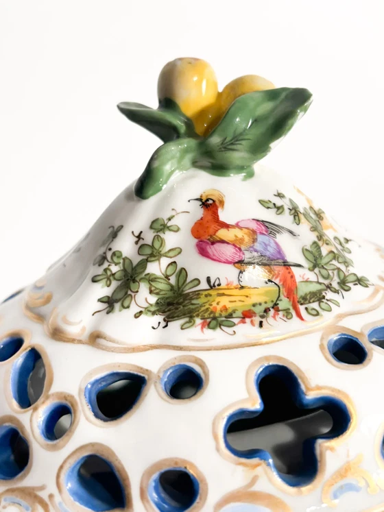 Vase brûleur à parfum en porcelaine française peinte à la main, années 1920 – Objets déco (photo 13 of 19)