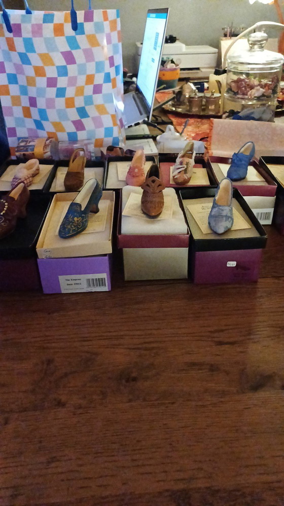 Image 1 of Raine “Just the Right Shoe” collection miniature shoes – approx. 35 pieces with boxes & catalogue