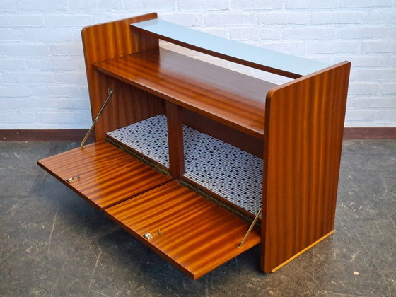 Image 1 of Armario antiguo de teca con tapa abatible y estante azul.