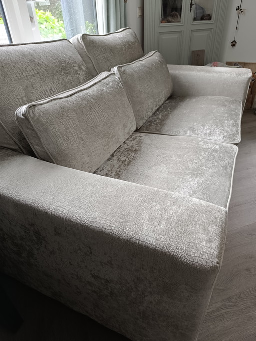 Generous 2-seater Erik Kuster style in crocodile fabric, color champagne