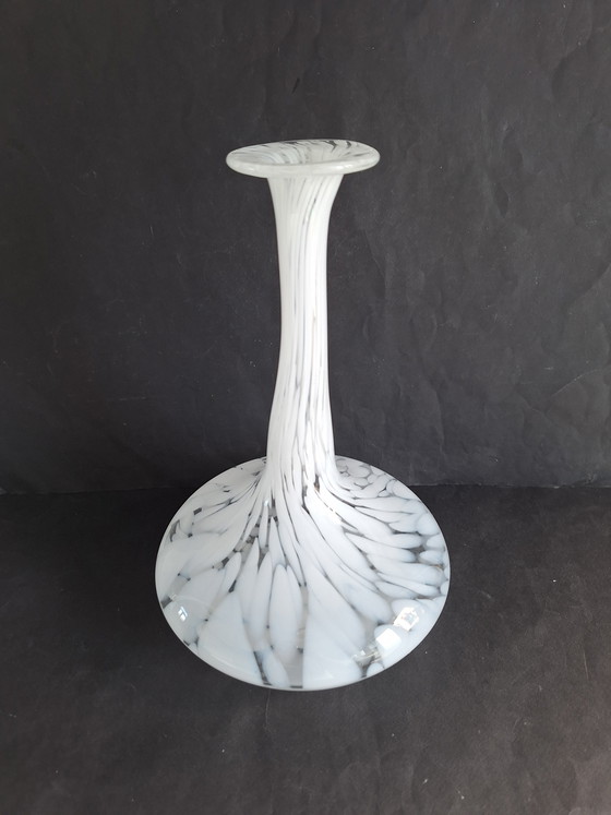 Image 1 of Jarrón Murano Venice UNICA de cuello largo con diseño de puntos blancos y cuerpo ancho. Década de 1980.