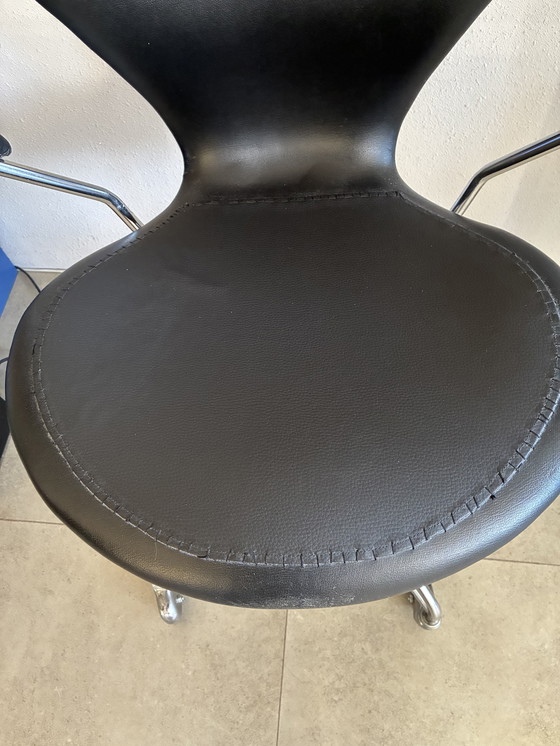 Image 1 of Fritz Hansen série 7 modèle 3217 design Arne Jacobsen (1960)