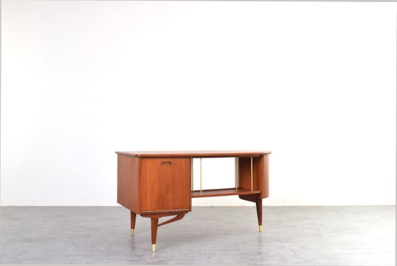 Image 1 of Bureau van organisch teakhout uit het midden van de 20e eeuw van Sola Møbler, jaren 60.