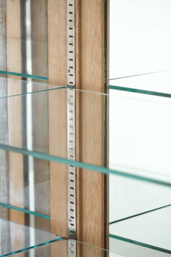 Image 1 of Vitrina antigua holandesa de roble con 2 puertas, estantes de cristal y parte trasera con espejo.