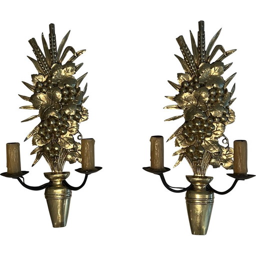 Par de apliques vintage de bronce y hierro forjado que representan un frutero, Francia 1970