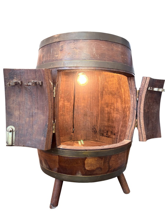 Image 1 of Mueble bar auténtico hecho con un barril de whisky e iluminación – Muebles únicos