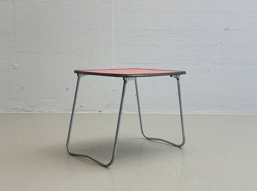 Opklapbaar bijzettafeltje met rood Formica blad, jaren 70