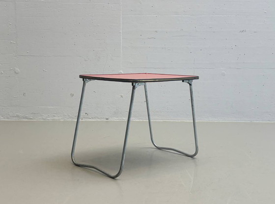 Image 1 of Opklapbaar bijzettafeltje met rood Formica blad, jaren 70