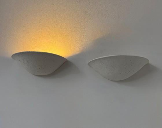 Image 1 of Een paar vintage wandlampen, mat wit stucwerk met een steenachtige afwerking, Frankrijk, 1970.