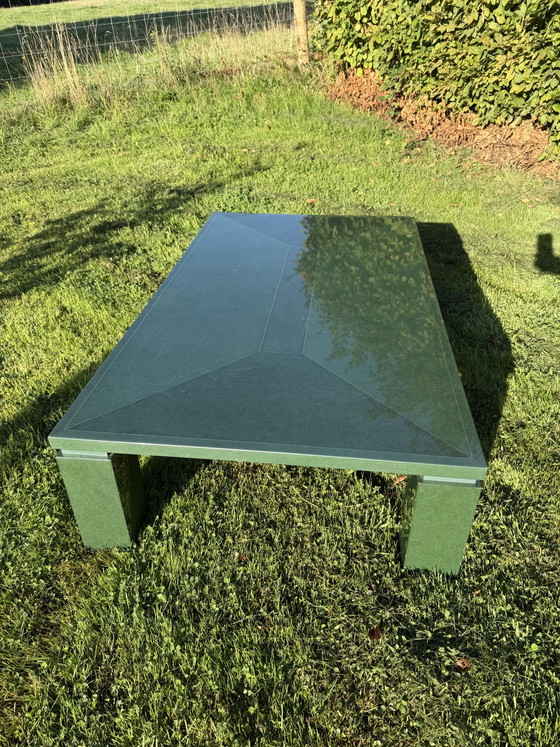 Postmodernes Design Grüner Schildkrötenpanzer mit Messingeinlage Couchtisch, Italien 1980er – Couchtische (photo 3 of 6)