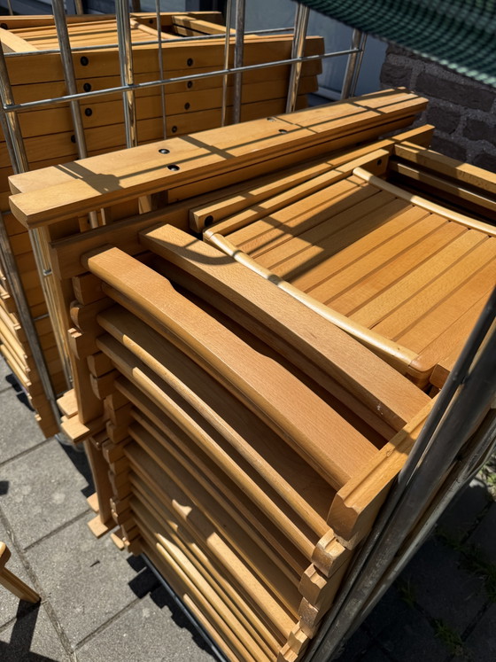 Image 1 of Partij van 53x vintage hardhouten klapstoel ‘80