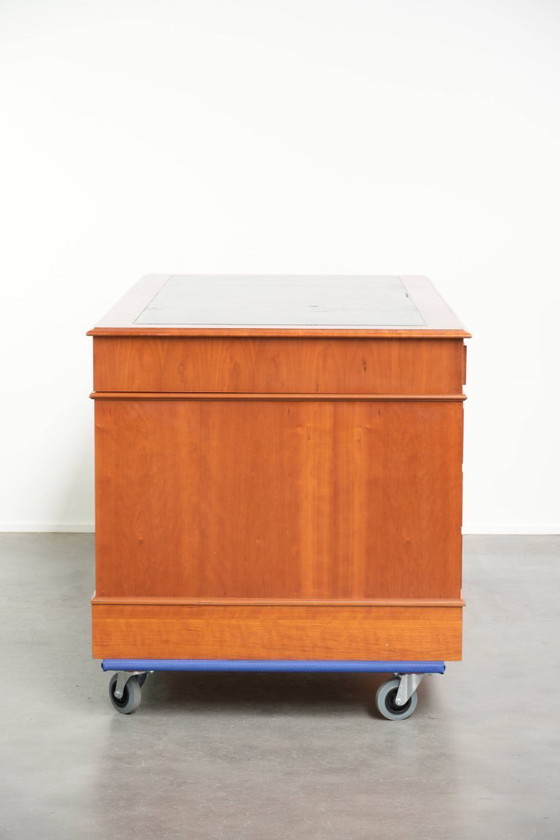 Image 1 of Groot klassiek houten bureau in Engelse stijl met 4 lades en een blauw lederen blad