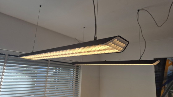 Moderne schwarze Pendelleuchten mit Wabenstruktur, vier Stück, Modular Lighting Instruments, Metall (Foto 3 von 5)