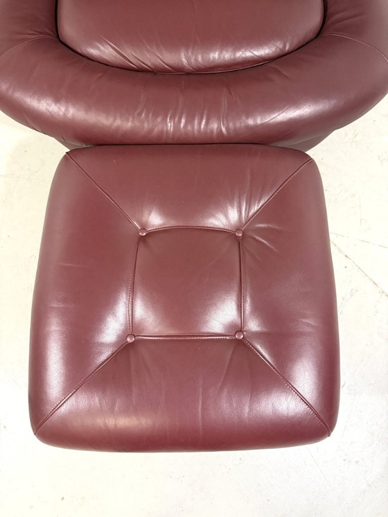 Image 1 of Fauteuil lounge et repose-pieds en cuir bordeaux français, style Space Age, années 1970