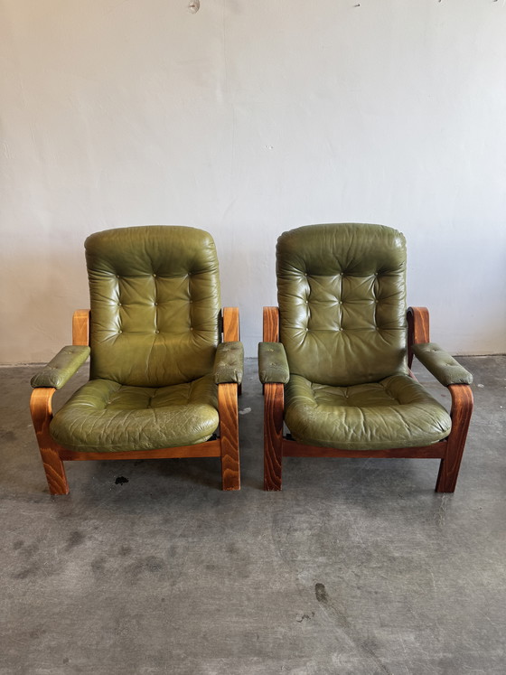 Image 1 of Juego de 2 sillones verde oliva – Göte Möbler, Suecia, años 70