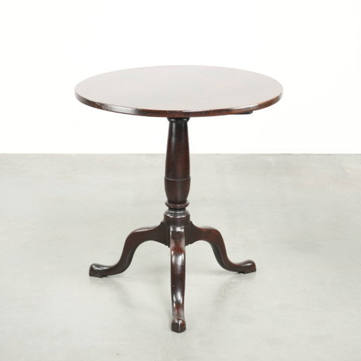 Round antique English tilt-top table/side table from the early 19th century with a beautiful patina.