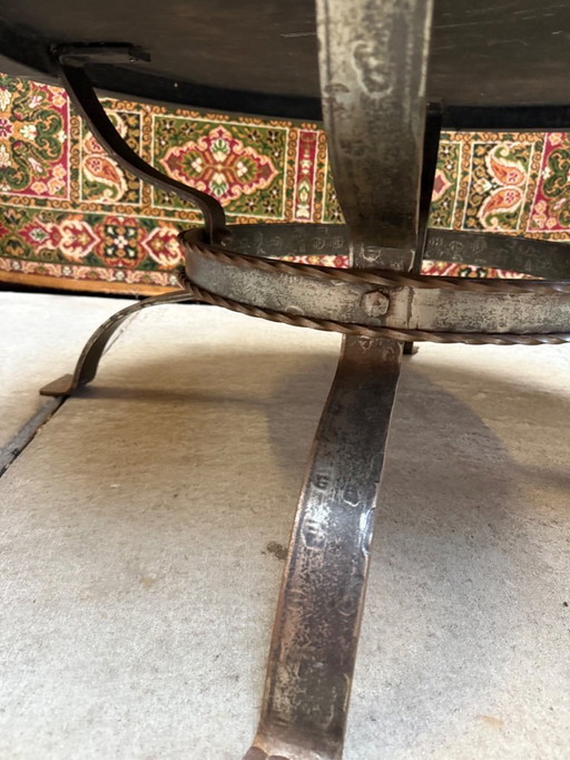 Tavolino da caffè vintage in rame spagnolo, unico nel suo genere, fatto a mano con rilievi e base in ferro battuto