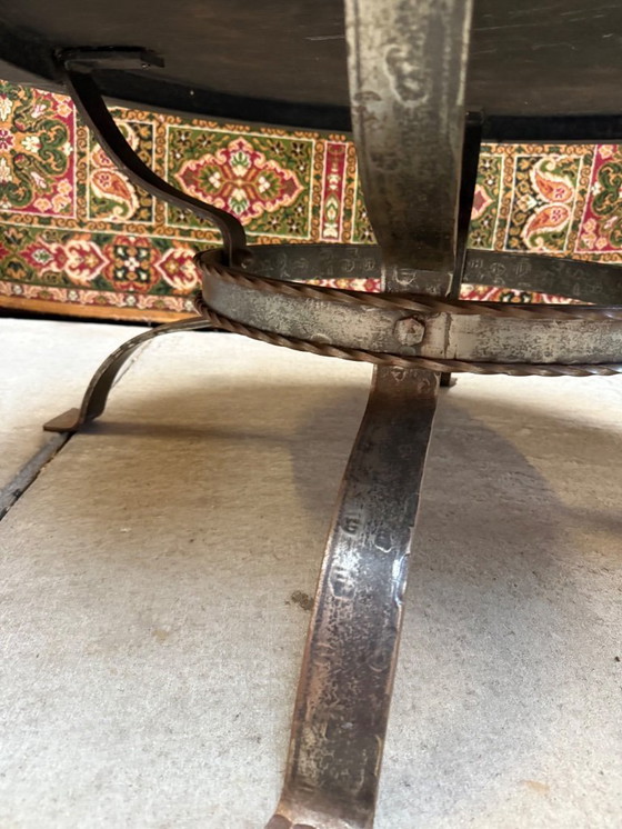 Image 1 of Tavolino da caffè vintage in rame spagnolo, unico nel suo genere, fatto a mano con rilievi e base in ferro battuto