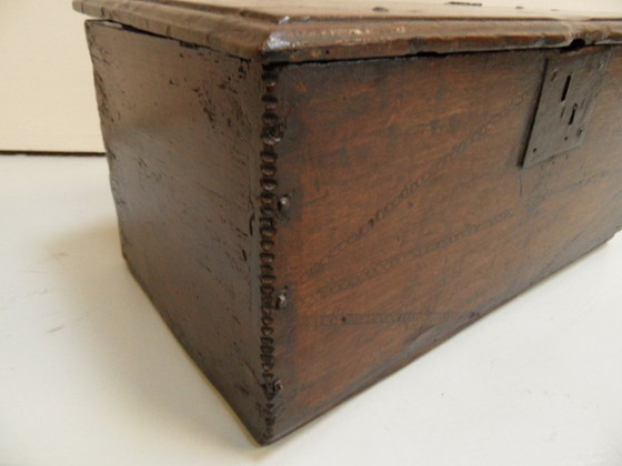 Image 1 of Coffre ancien en chêne