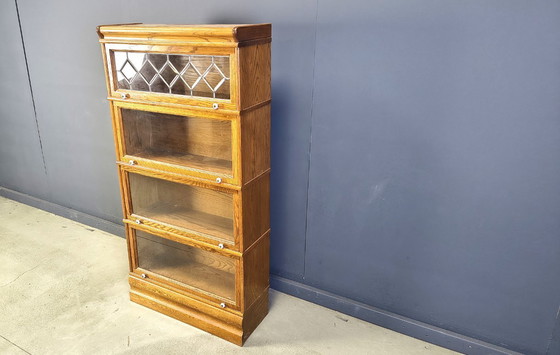 Image 1 of Bibliothèque d'avocat à quatre niveaux en chêne avec vitraux