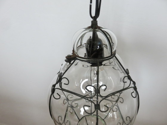 Image 1 of Lampada a sospensione in vetro soffiato a mano a forma di lanterna veneziana in una gabbia di metallo