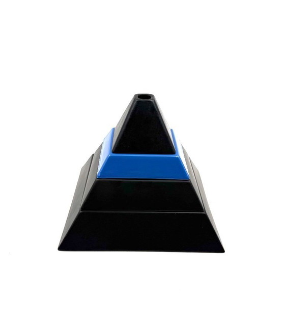 Image 1 of Cendriers empilés en céramique en forme de pyramide / centre de table, Amalgames France années 1980