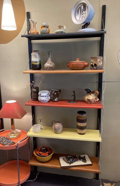 Parete attrezzata colorata con splendidi ripiani curvi