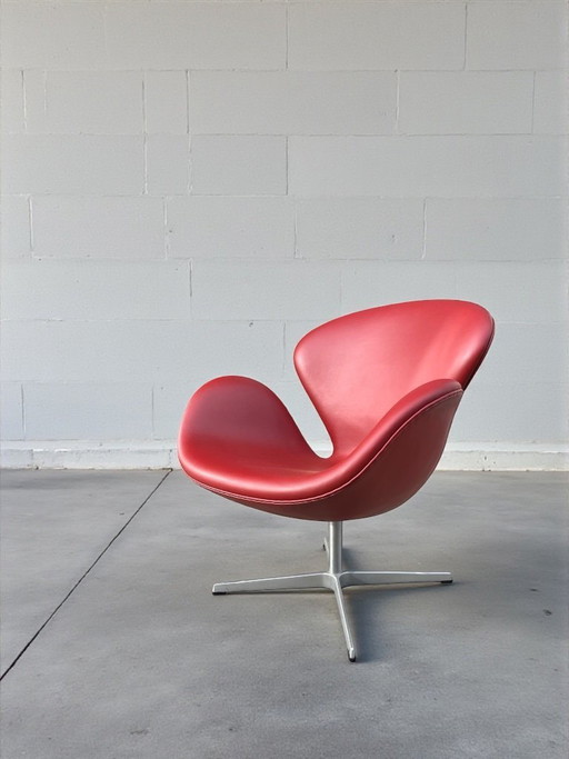 Fauteuil Swan en cuir rouge indien par Arne Jacobsen pour Fritz Hansen