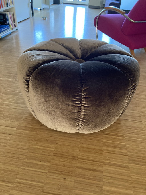 Grand pouf en velours marron