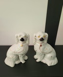 Dos perros Staffordshire de cerámica inglesa
