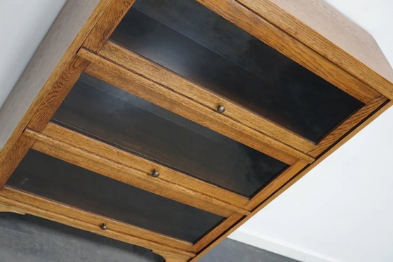 Image 1 of Duitse eiken boekenkast met schuifdeuren in de stijl van Globe Wernicke, ca. jaren 1930