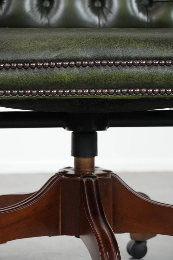 Image 1 of Sedia da ufficio Chesterfield in pelle di mucca verde scuro e legno in stile inglese su ruote