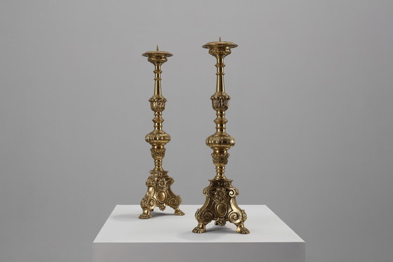 Image 1 of Paar grote antieke gedecoreerde bronzen kerkkandelaars, Frankrijk ca. 1900
