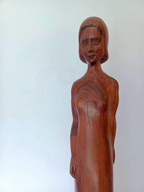 Image 1 of Sculpture en bois sculptée à la main, empreinte de sérénité – œuvre d'atelier moderniste – socle en marbre – 65 cm