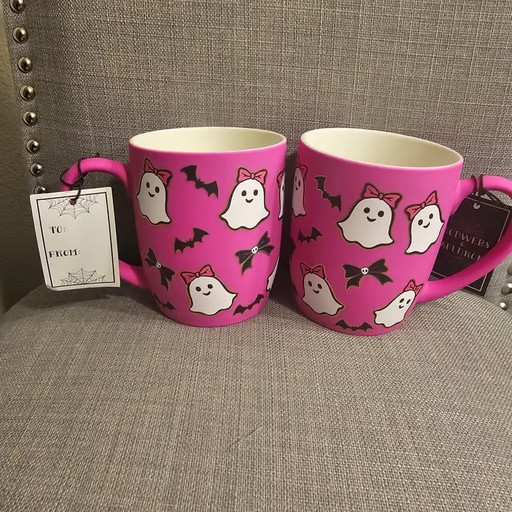 Des tasses rose vif avec ces mignons fantômes !