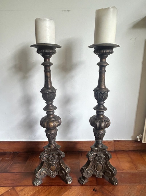 Set aus 2 bronzenen Kerzenhalter