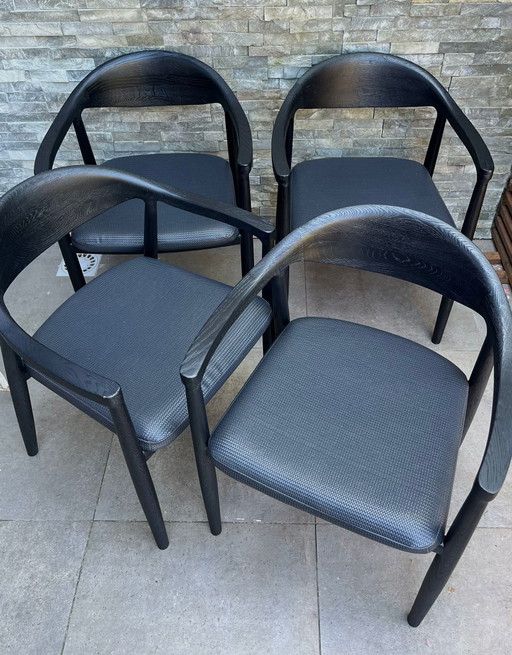 4 schwarze, stabile Juntoo-Holzstühle