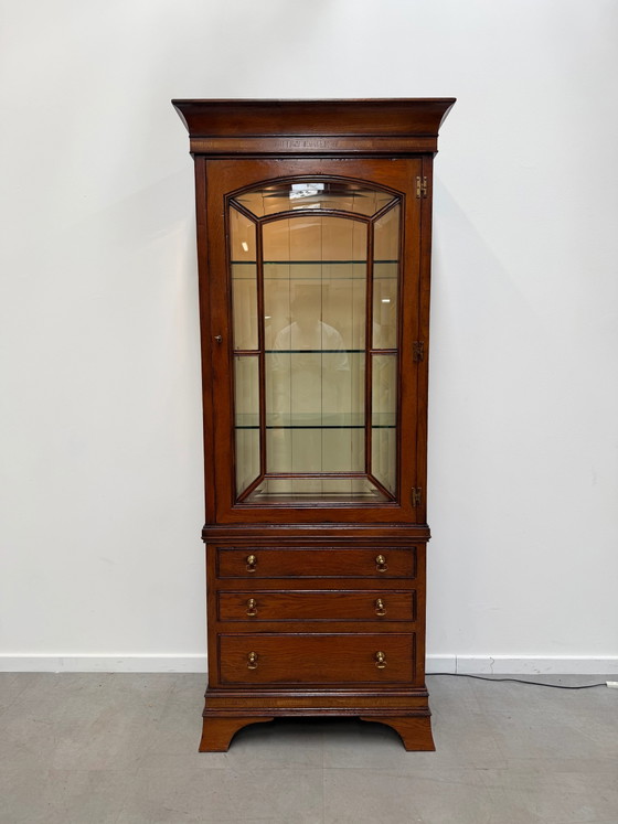 Image 1 of Antieke houten vitrinekast met glazen deuren en verlichting