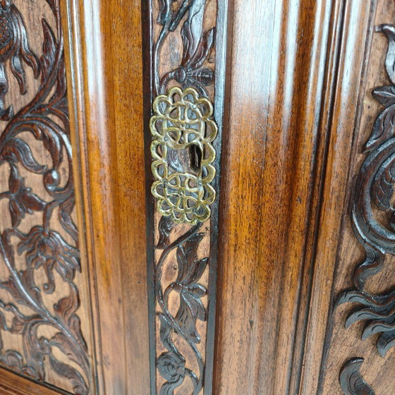 Image 1 of Geschnitzter Kolonialschrank aus dem späten 19. Jahrhundert – Niederländisch-Ostindien