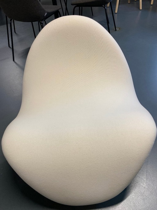Artifort Tongue armchair
