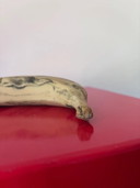 Plátano de cerámica hecho a mano por la artista/ceramista sueca Malwina Kleparska.