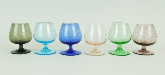 Image 1 of 6 Likörgläser aus der Mitte des Jahrhunderts 1950er 60er Jahre farbiges Glas mit eingeschnittenem Muster