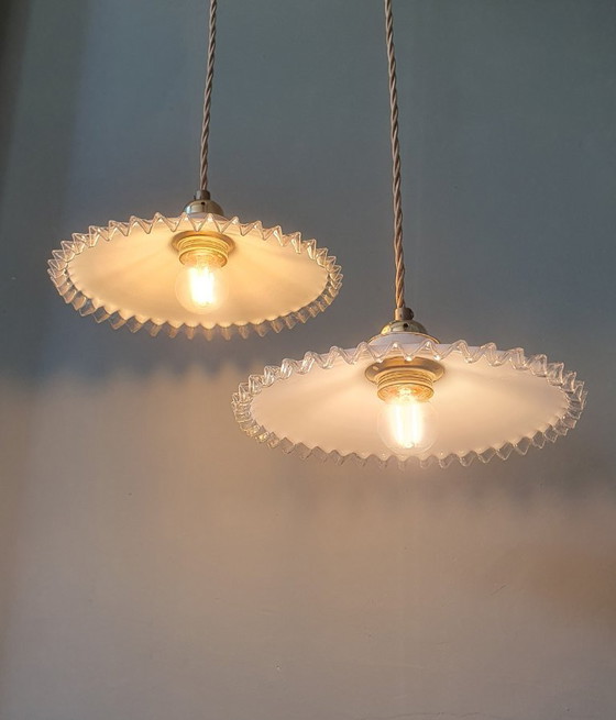 Set di Lampade a sospensione Vintage in Vetro Opalino Bianco. Modello 'Pie crust' – Metallo (photo 12 of 21)
