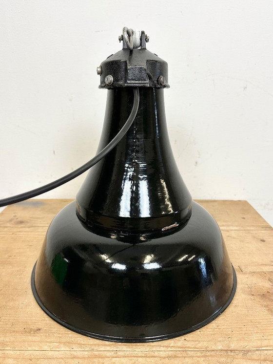 Image 1 of Industrielle Bauhaus-Pendelleuchte aus schwarzem Emaille, 1930er Jahre